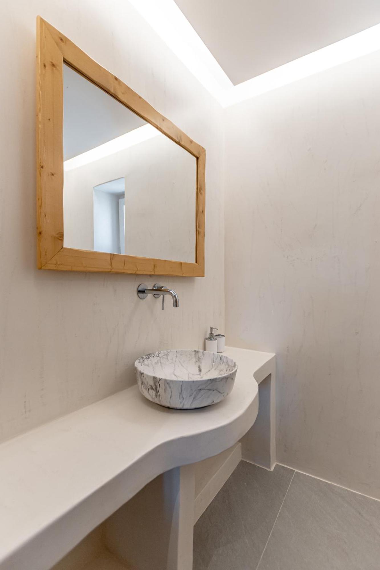 Marble Arch Apartment *